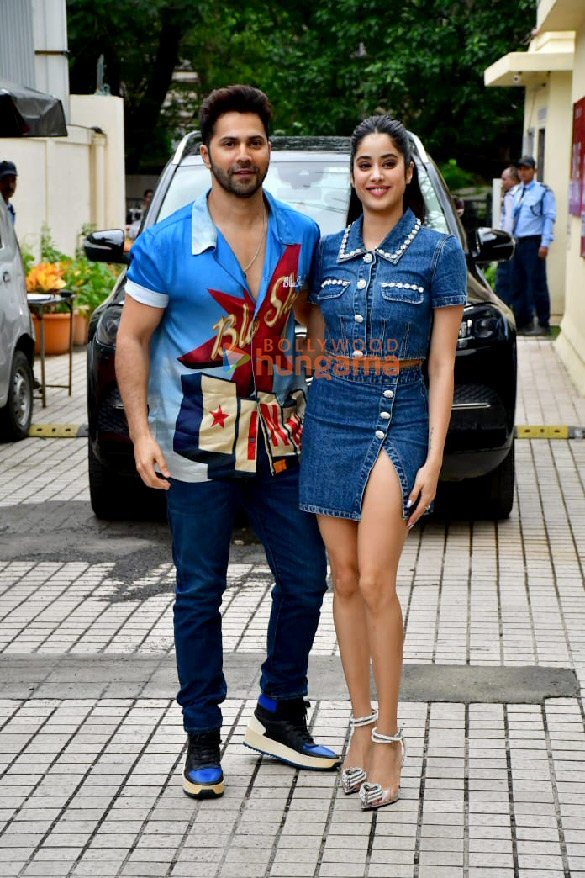 Photos Varun Dhawan And Janhvi Kapoor Snapped While Promoting Bawaal