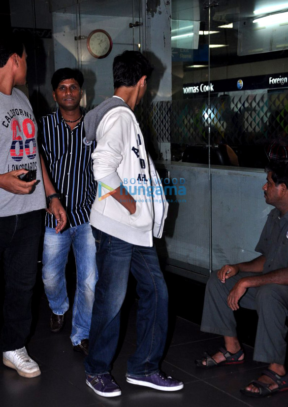 aryan khan snapped at the airport 2