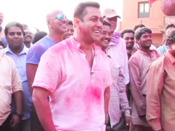 Salman Khan Dances With Little ‘Bajrangs’ On ‘Bajrangi Bhaijaan’ Sets