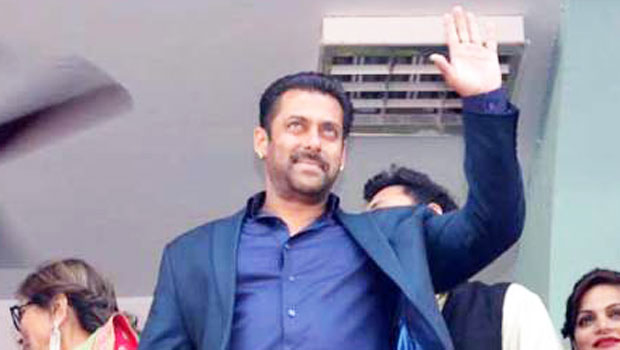 Salman Khan Creates Frenzy At Mandi, Himachal Pradesh