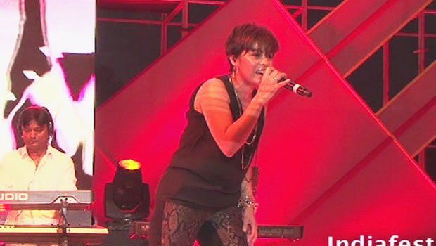 Sunidhi Chauhan Sings ‘Dhoom Machale’ At Channel V Indiafest in Goa