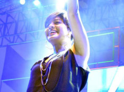 Sunidhi Chauhan Sings ‘Yaaram’ At Channel V Indiafest in Goa
