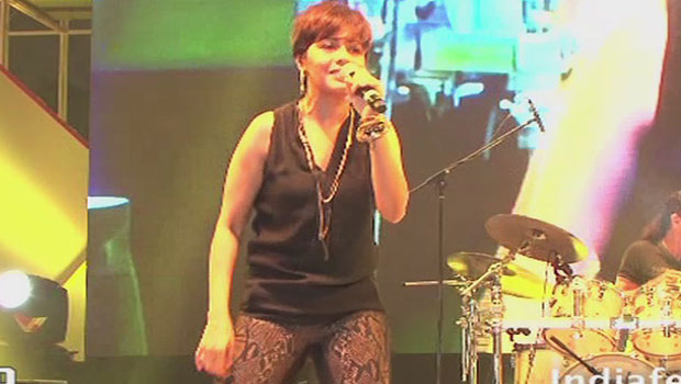 Sunidhi Chauhan Sings 'Kamli' At Channel V Indiafest In Goa - Bollywood ...