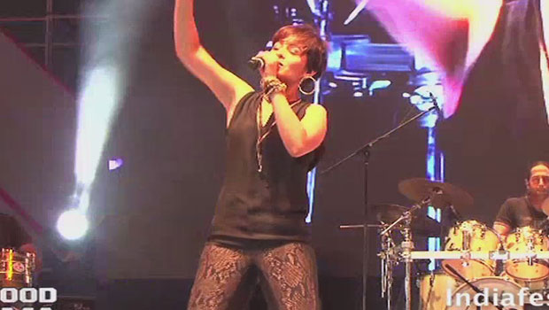 Sunidhi Chauhan Sings ‘Gun Gun Guna’ At Channel V Indiafest in Goa