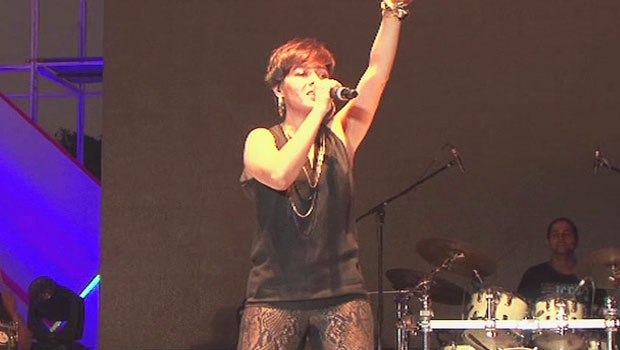 Sunidhi Chauhan Sings ‘Desi Girl’ At Channel V Indiafest in Goa