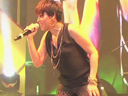 Sunidhi Chauhan Sings ‘Ainvayi Ainvayi’ At Channel V Indiafest in Goa