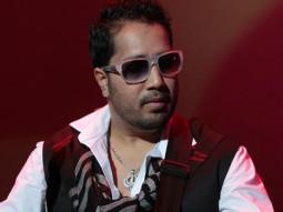 Shocking: Mika Singh Slaps Doctor At A Concert In Delhi