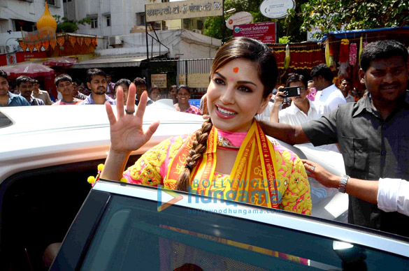 sunny leone visits siddhivinayak temple to seek blessings for kuch kuch locha hai 11