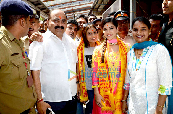 sunny leone visits siddhivinayak temple to seek blessings for kuch kuch locha hai 9