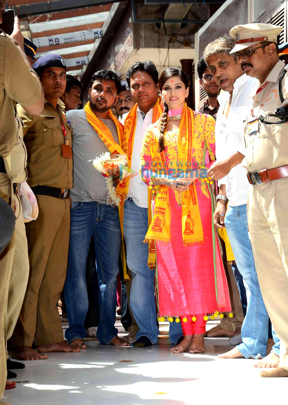 sunny leone visits siddhivinayak temple to seek blessings for kuch kuch locha hai 7