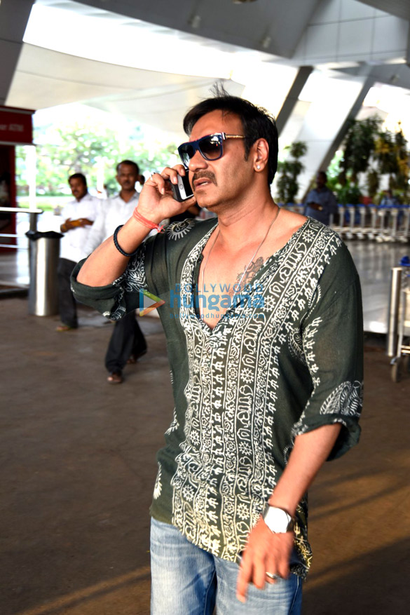 ajay devgn snapped on his way back from delhi 5
