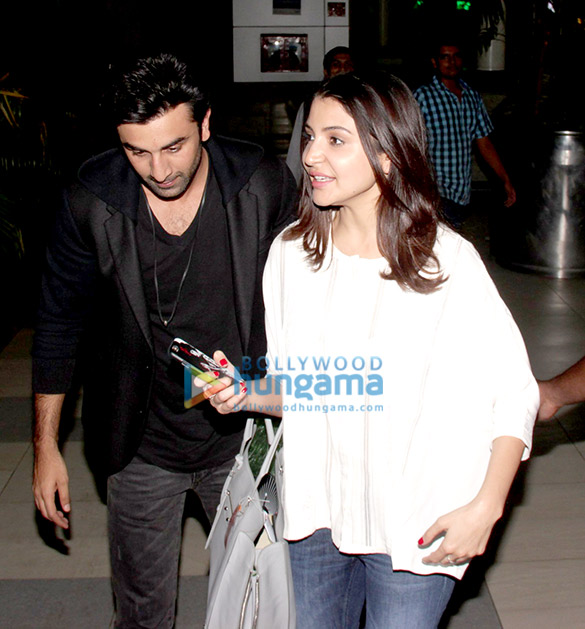ranbir kapoor anushka sharma snapped as they returned from bombay velvets promotions 3