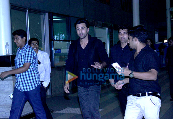 ranbir kapoor anushka sharma snapped as they returned from bombay velvets promotions 6