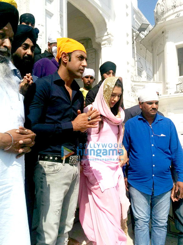 cast of second hand husband seek blessings at the golden temple 2