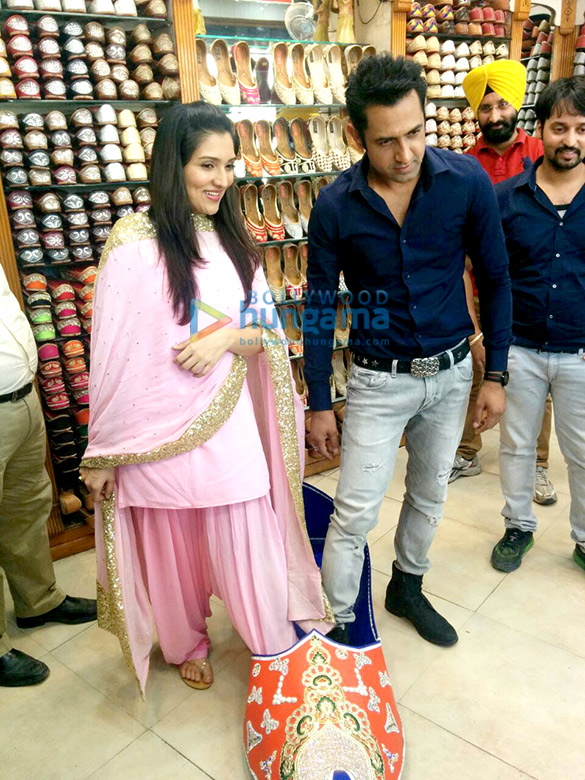 cast of second hand husband seek blessings at the golden temple 6