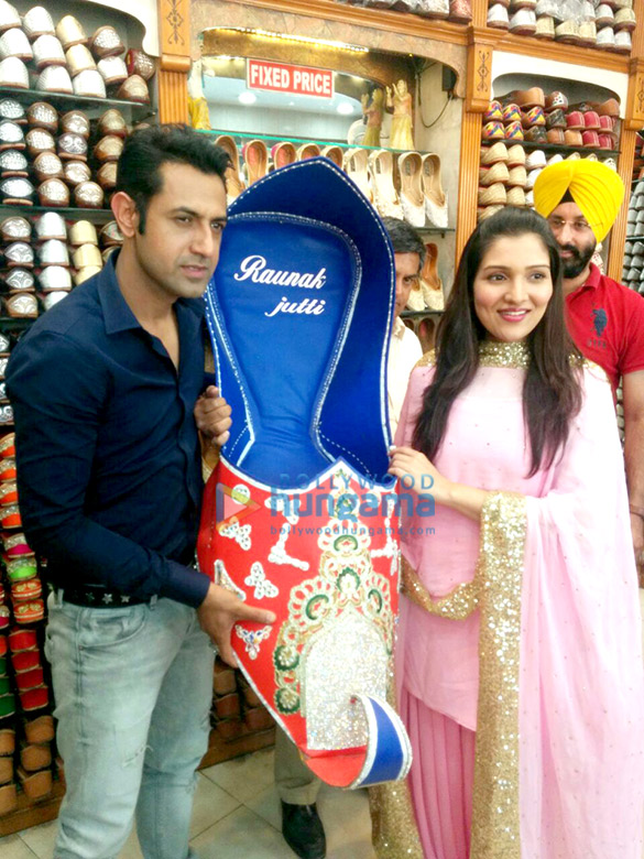 cast of second hand husband seek blessings at the golden temple 4