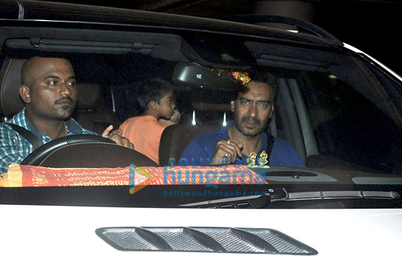 ajay devgn kajol snapped with kids returning from vacations 11