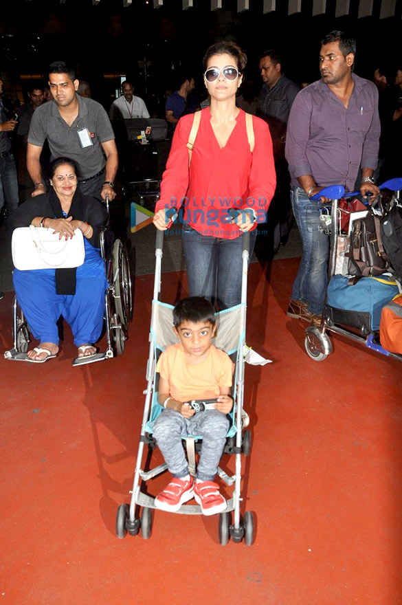 ajay devgn kajol snapped with kids returning from vacations 3