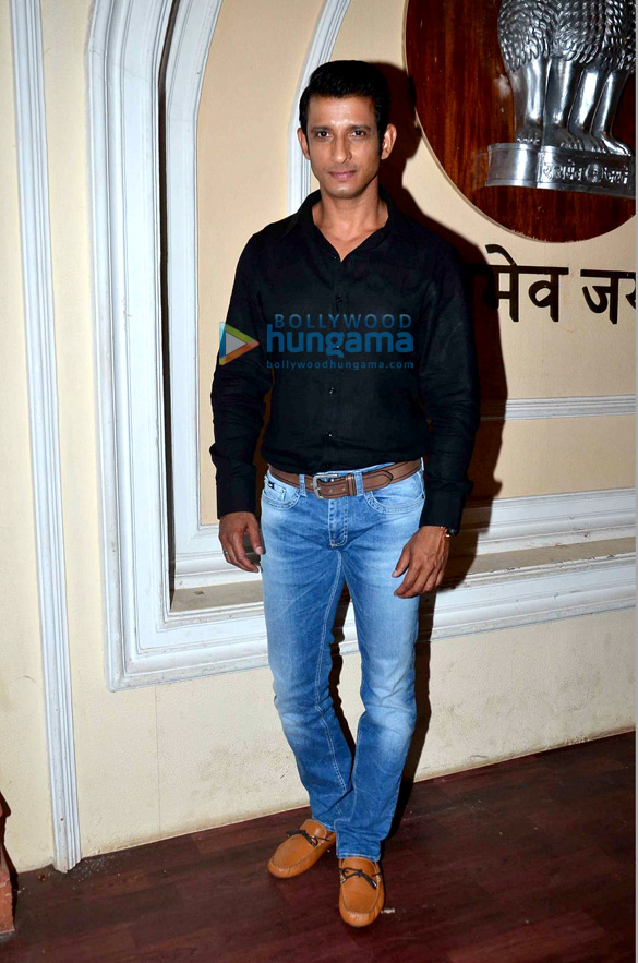 zarine khan karan singh grover daisy shah sharman joshi snapped on the sets of hate story 3 13