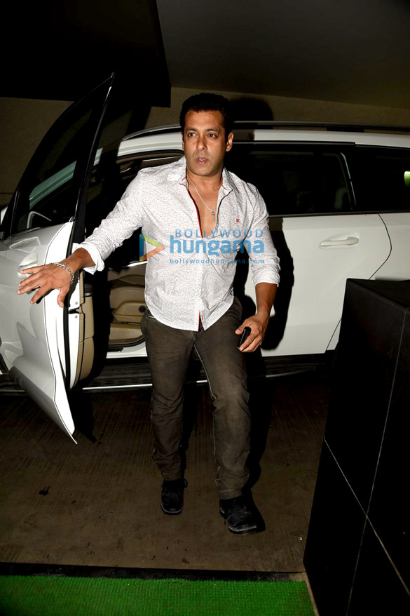 salman khan varun dhawan grace the screening of bahubali 16