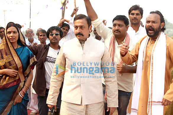 kaun kitney paani mein 16