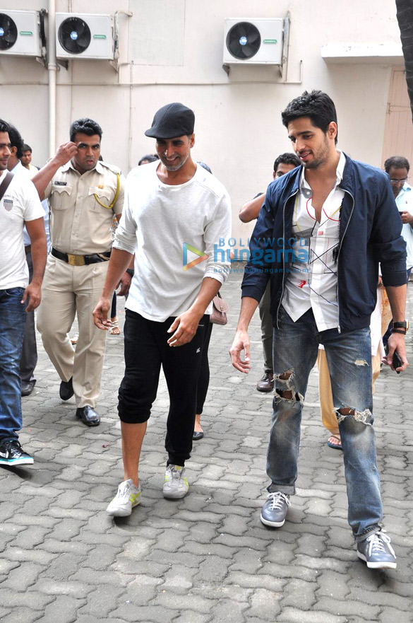 akshay kumar sidharth malhotra promote their film brothers 3