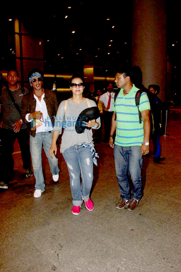 shah rukh khan kajol arrive in mumbai after finishing dilwale shoot in bulgaria 3