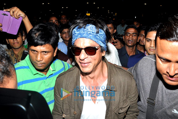 shah rukh khan kajol arrive in mumbai after finishing dilwale shoot in bulgaria 7