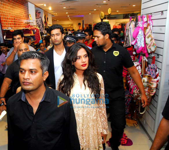 richa chadda visits max store in pune 8