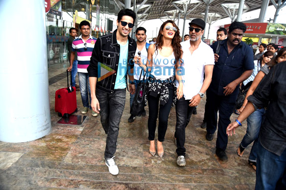 sidharth malhotra jacqueline fernandez akshay kumar snapped at delhi airport 7