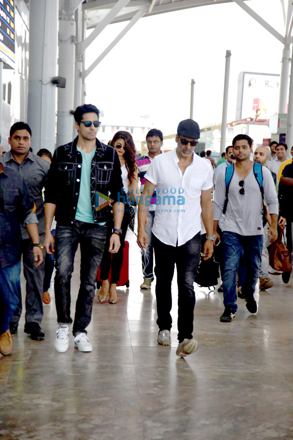 sidharth malhotra jacqueline fernandez akshay kumar snapped at delhi airport 9