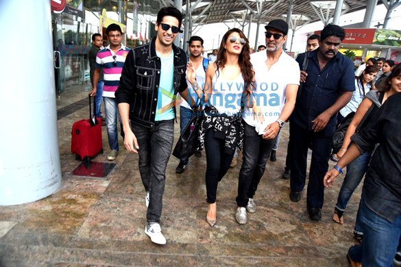 sidharth malhotra jacqueline fernandez akshay kumar snapped at delhi airport 6