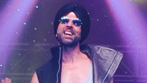 Akshay Kumar Sings Unplugged Version Of ‘Teri Meri Kahaani’ At ‘Fusion 2015’