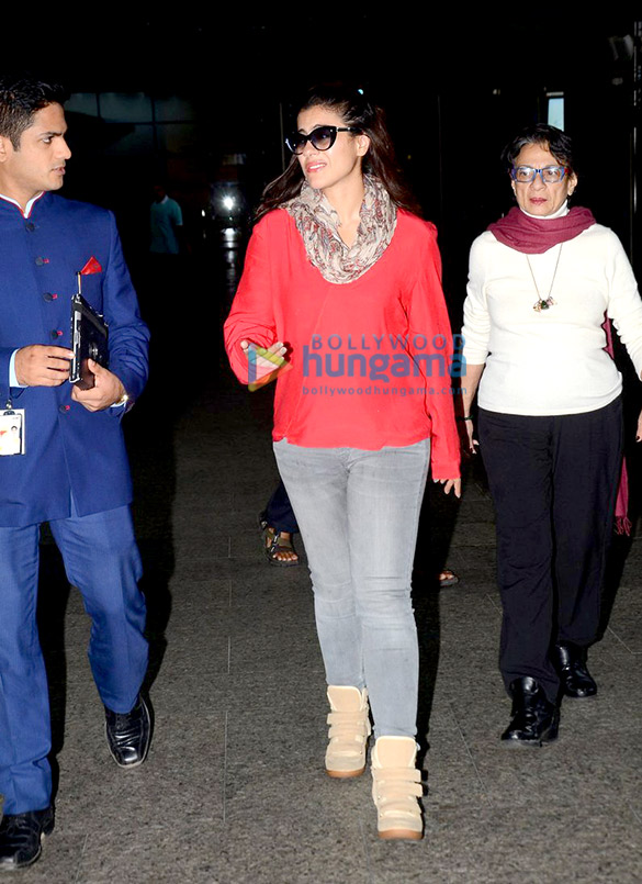 kajol tanuja arrive from iceland after dilwale shoot 3