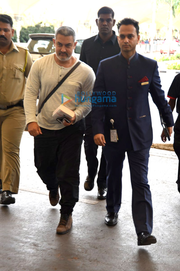 aamir khan snapped on his way to amritsar in his dangal look 6
