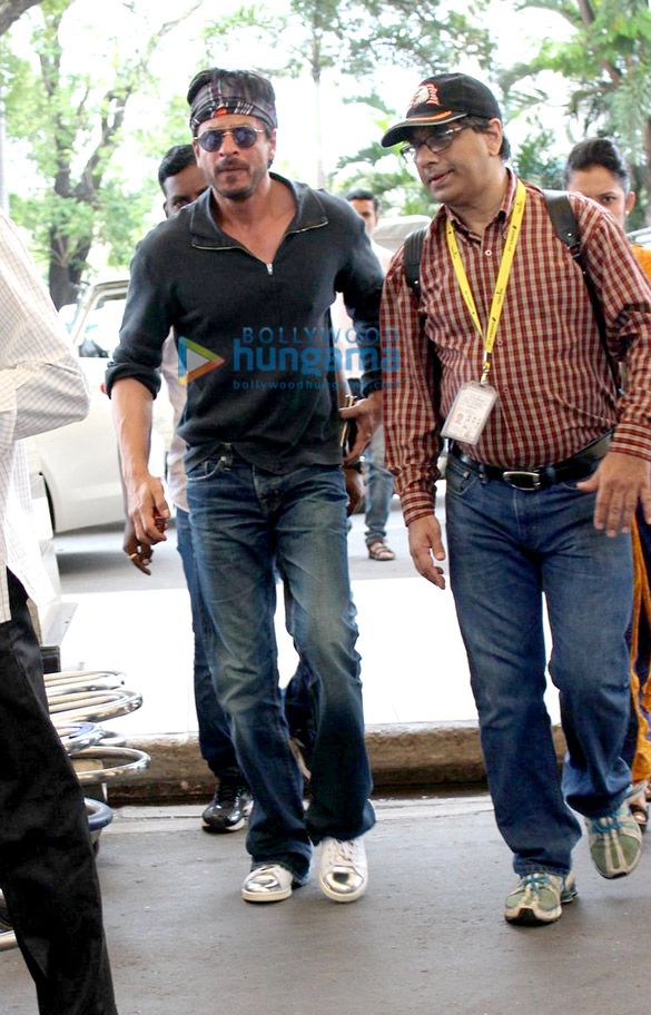 shah rukh khan snapped leaving to shoot dilwale in hyderabad 8