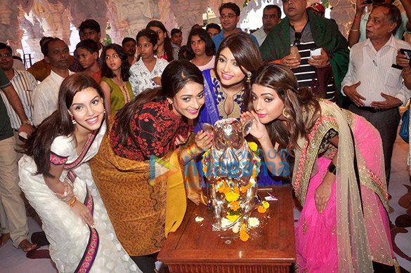 team of calendar girls visits andhericha raja ganpati 6