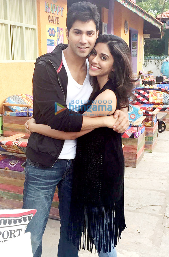 shah rukh khan varun dhawan promote bhaag johnny with zoa morani on the sets of dilwale in hyderabad 4