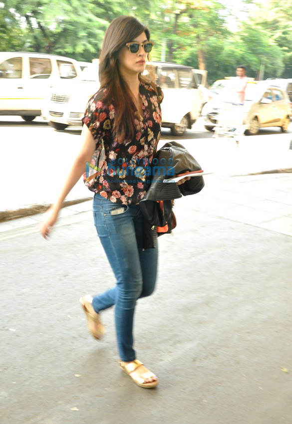 kriti sanon snapped leaving to shoot dilwale in hyderabad 15