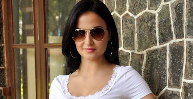 Elli Avram’s Rocking Visit To Hungama Office
