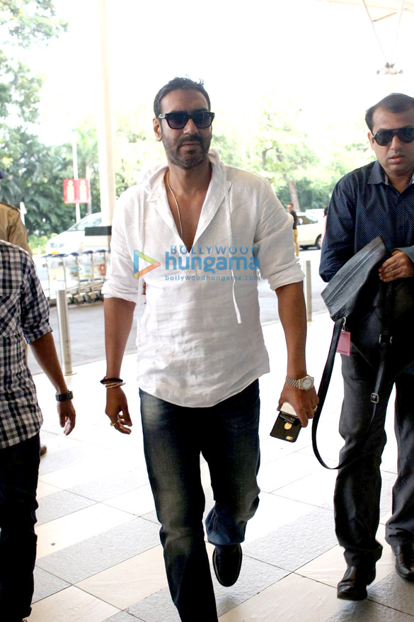 ajay devgn juhi chawla jaya bachchan others snapped at domestic airport 9