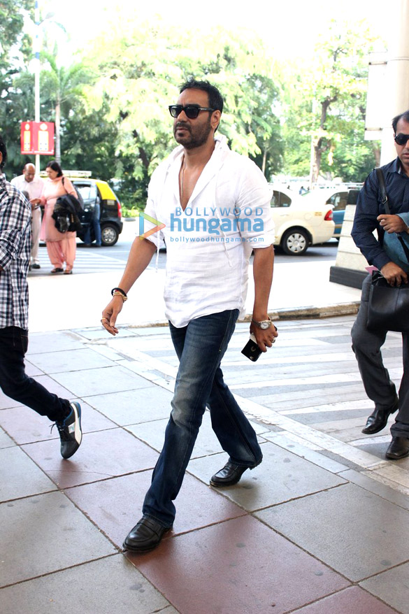 ajay devgn juhi chawla jaya bachchan others snapped at domestic airport 7