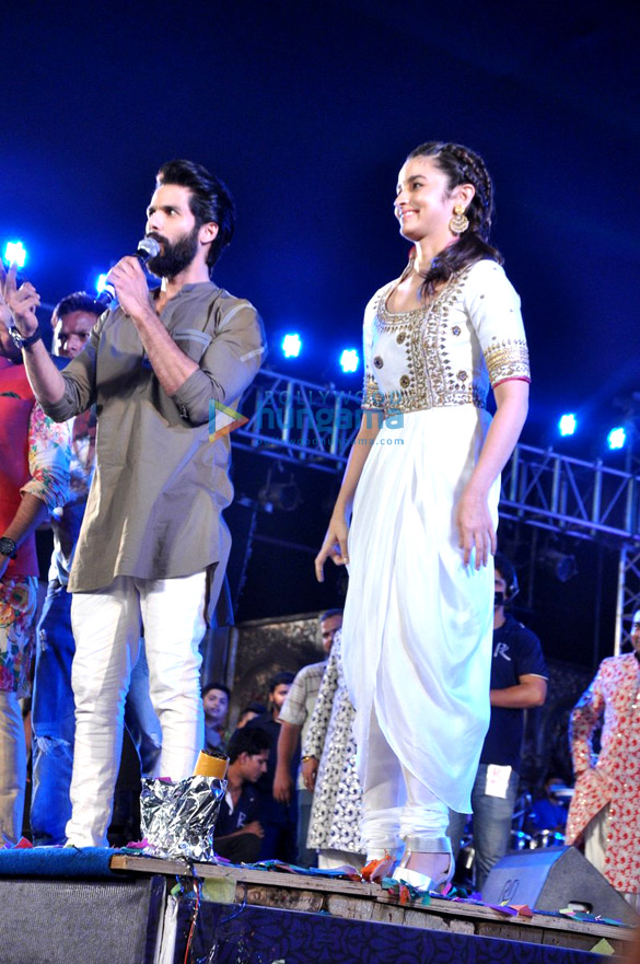 shahid kapoor and alia bhatt promote shaandaar at falguni pathaks dandia celebrations 5