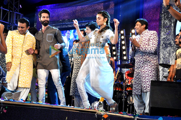 shahid kapoor and alia bhatt promote shaandaar at falguni pathaks dandia celebrations 10