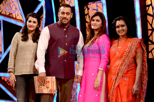 salman khan randeep hooda promote main aur charles on the sets of bigg boss 9 5