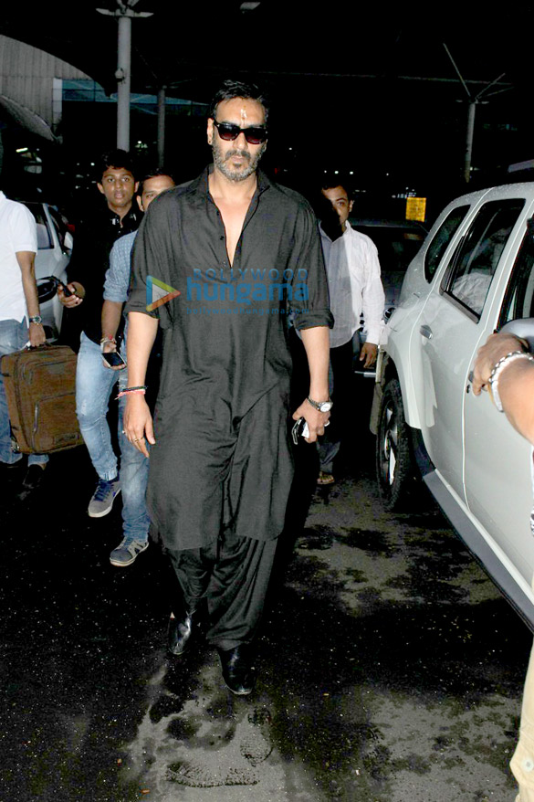 ajay devgn snapped at the domestic airport 16