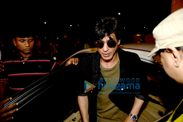 shah rukh khan kajol varun dhawan kriti sanon depart for london to promote dilwale 7