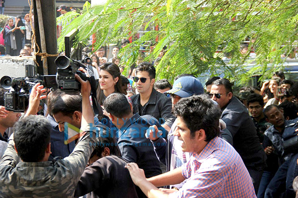 varun dhawan kriti sanon promote dilwale at mithibai college 10