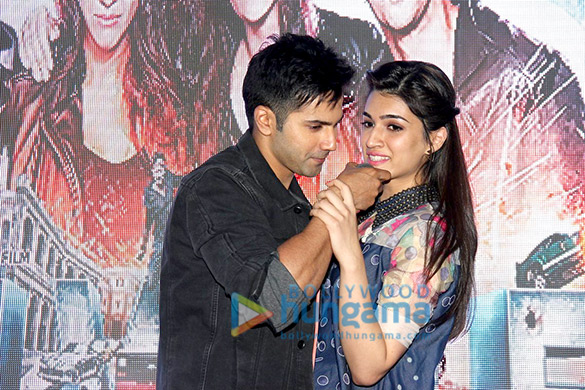 varun dhawan kriti sanon promote dilwale at mithibai college 6