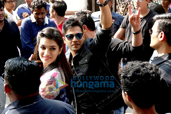 varun dhawan kriti sanon promote dilwale at mithibai college 9